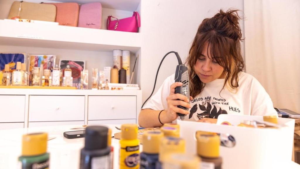 Su trabajo es totalmente artesanal.