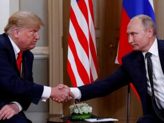 El presidente de EEUU, Donald Trump, y el presidente de Rusia, Vladímir Putin, se dan la mano durante su encuentro en Helsinki, Finlandia, el 16 de julio de 2018.
