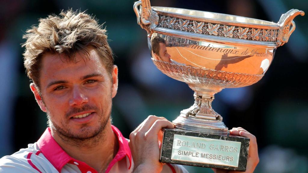 Wawrinka levanta el trofeo de Roland Garros.