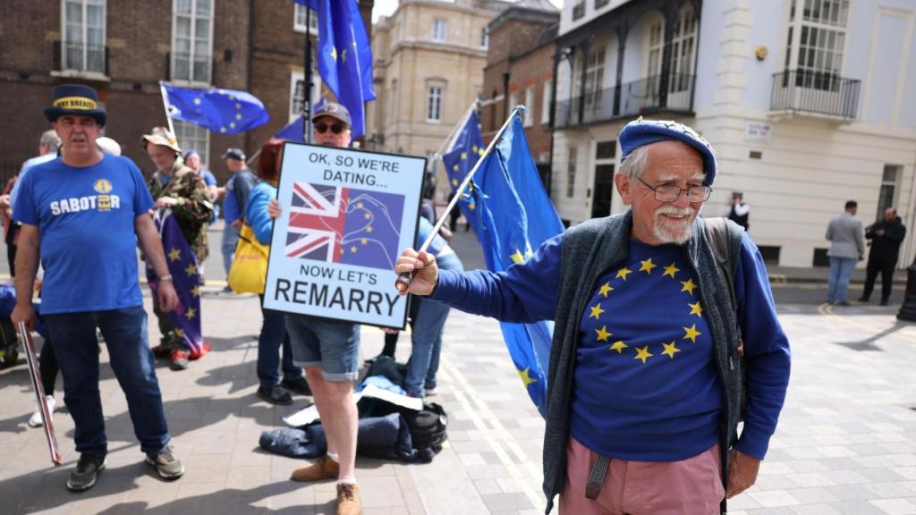 Manifestantes anti-Brexit este lunes ante Lancaster House, donde se celebró la cumbre Reino Unido-Unión Europea.