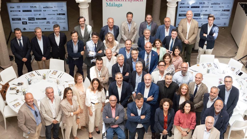 Fotografía de familia de los asistentes.