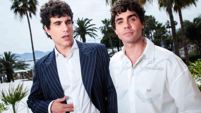 Javier Calvo y Javier Ambrossi, este lunes en el Festival de Cannes, donde han anunciado el elenco de su próxima película, 'La bola negra'. Foto: Marco Barada
