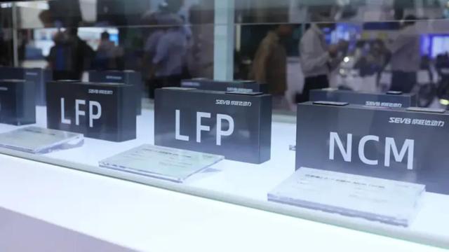 Algunas de las muestras de baterías presentadas en la feria.