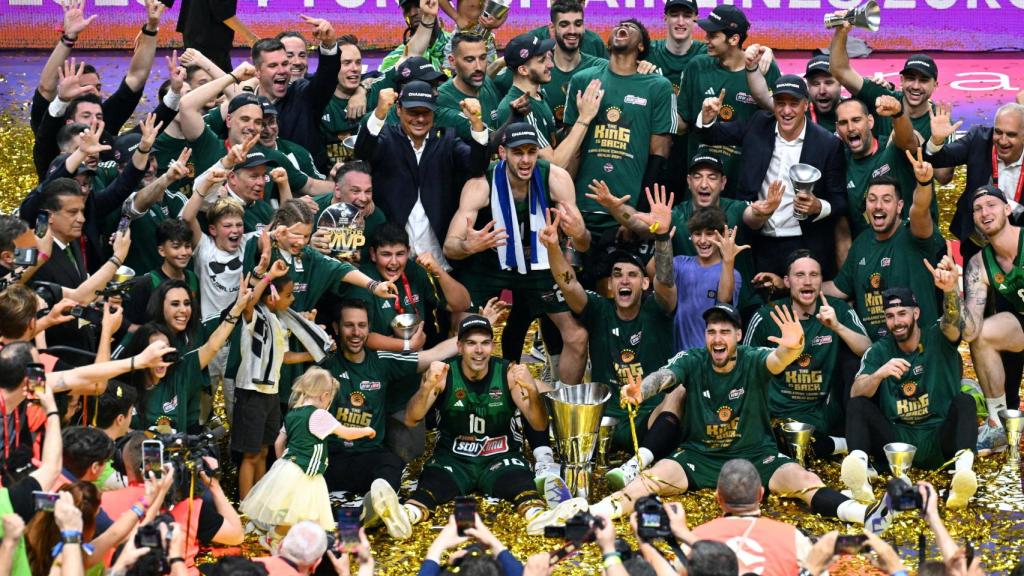 Los jugadores de Panathinaikos posan con el trofeo de campeones de la Euroliga.