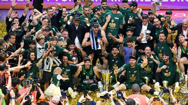 Los jugadores de Panathinaikos posan con el trofeo de campeones de la Euroliga.