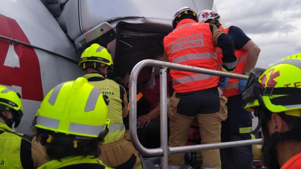 Los Bomberos de Zaragoza acuden al accidente.