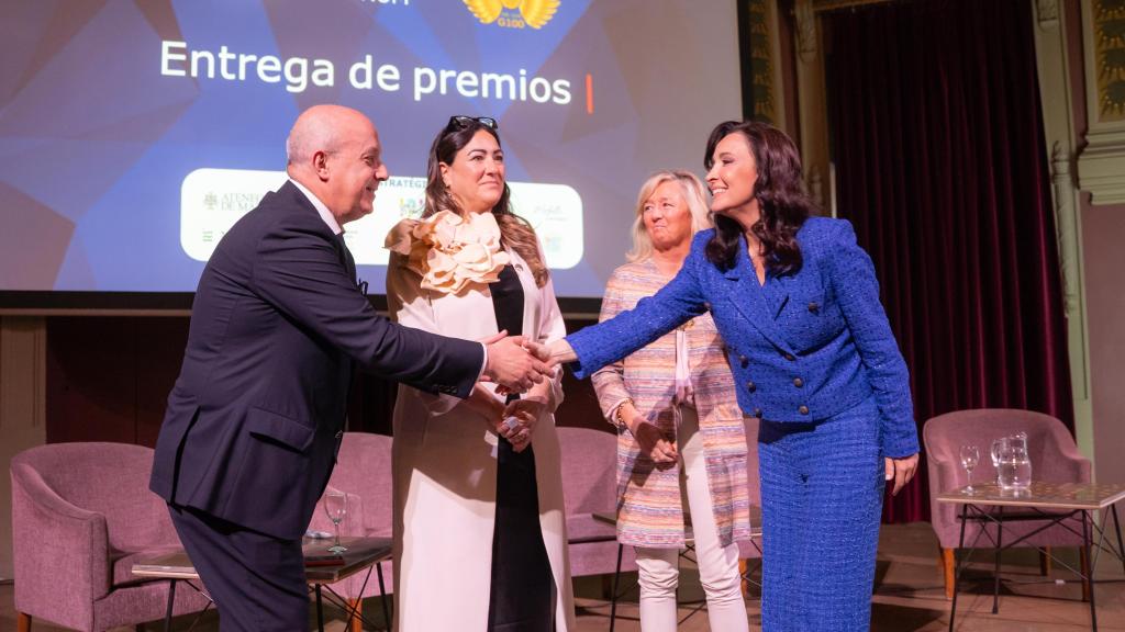 Cruz Sánchez de Lara sube al escenario a recoger su premio.
