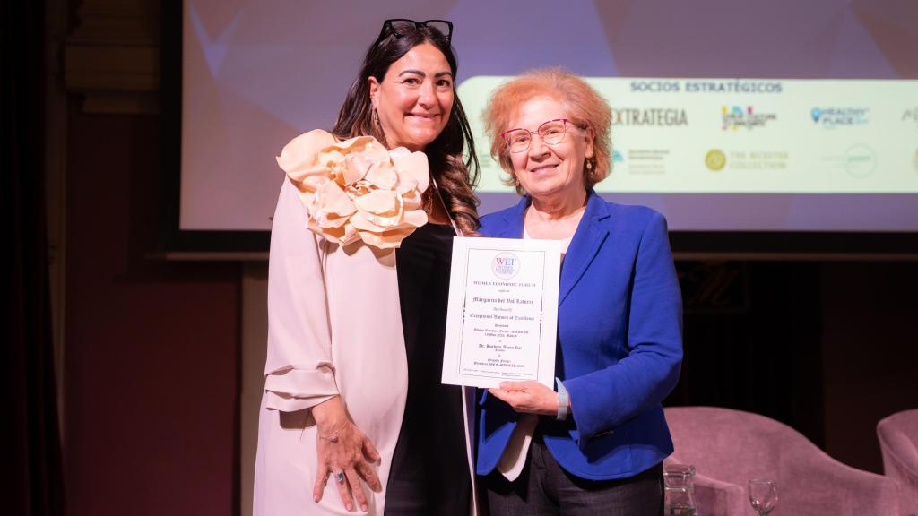 La investigadora del CSIC posa con su reconocimiento.