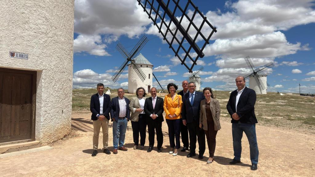 Los miembros de la Mesa de las Cortes de Castilla-La Mancha, junto a los molinos de Campo de Criptana.