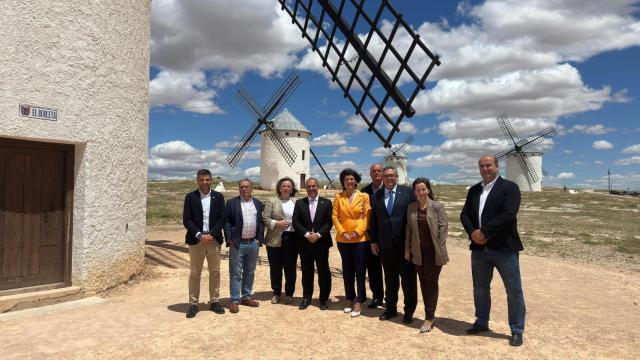 Los miembros de la Mesa de las Cortes de Castilla-La Mancha, junto a los molinos de Campo de Criptana.