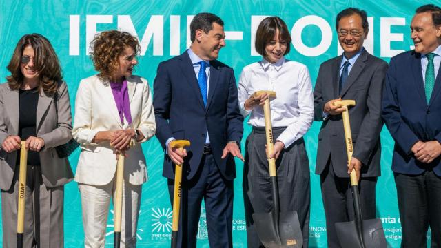 La vicepresidente del Gobierno María Jesús Montero; el presidente andaluz, Juanma Moreno; la ministra de Ciencia, Innovación y Universidades, Diana Morant, y el embajador japonés, Takahiro Nakamae, entre otros asistentes, durante la colocación de la primera piedra del acelerador de partículas IFMIF-DONES en Escúzar (Granada).