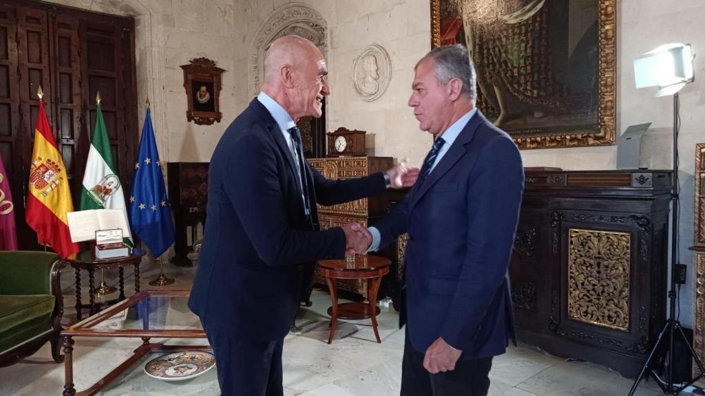Antonio Muñoz y José Luis Sanz, en una imagen de archivo durante un encuentro en el Ayuntamiento de Sevilla.