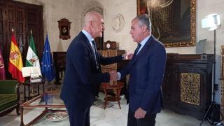 Antonio Muñoz y José Luis Sanz, en una imagen de archivo durante un encuentro en el Ayuntamiento de Sevilla.