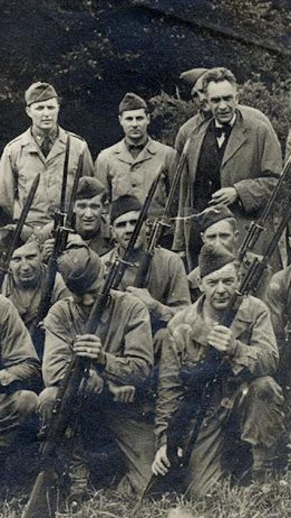 Chaves Nogales en una fotografía junto a tropas Aliadas en la Segunda Guerra Mundial: Foto: cortesía de la familia del autor