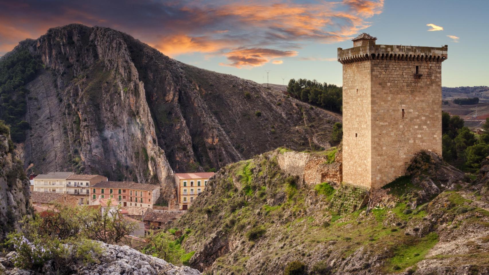 La torre de Alhama de Aragón y las montañas que la rodean.