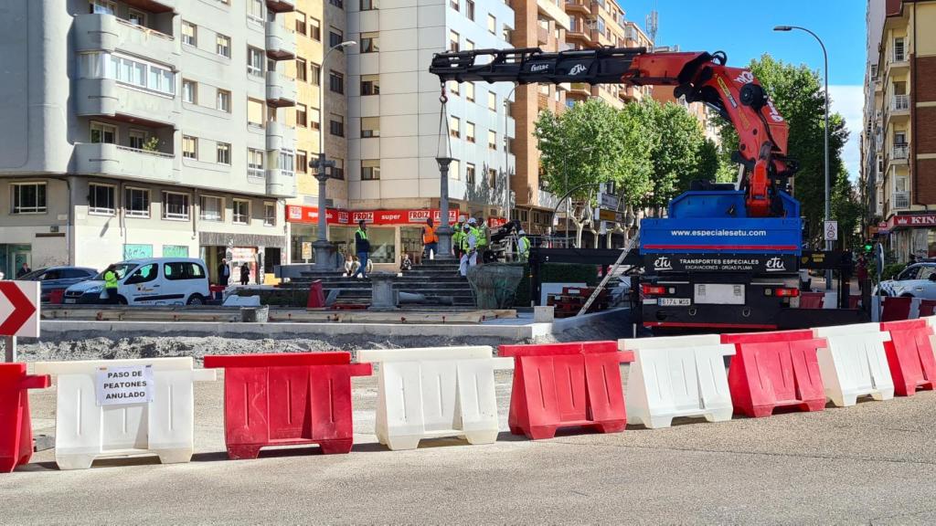 Los operarios desmontan el Calvario de las Tres Cruces de Zamora, mientras que justo delante se observa las obras de la rotonda donde estará su nueva ubicación