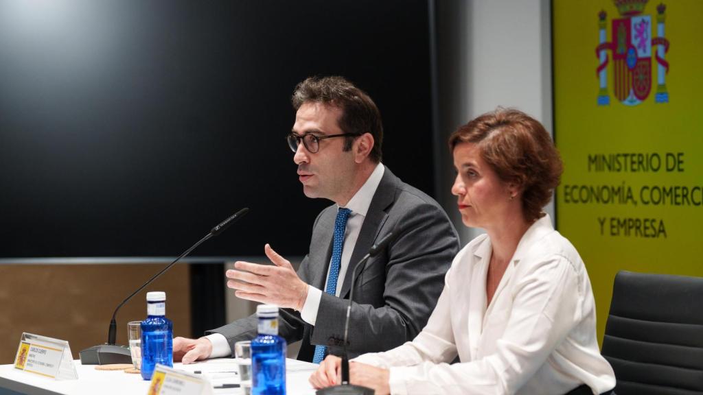 El ministro de Economía, Comercio y Empresa, Carlos Cuerpo, con la CEO del ICEX, Elisa Carbonell.