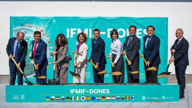 La vicepresidenta del Gobierno María Jesús Montero; el presidente andaluz, Juanma Moreno; la ministra de Ciencia, Innovación y Universidades, Diana Morant, y el embajador japonés, Takahiro Nakamae (3d), entre otros asistentes, durante la colocación de la primera piedra del acelerador de partículas IFMIF-DONES en Escúzar (Granada).