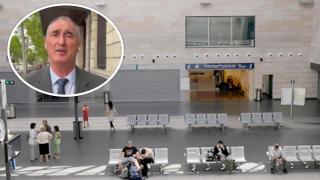 Imagen del interior de la estación de Guiomar, en Segovia, y el alcalde de la ciudad, José Mazarías, este lunes a las puertas de la sede de Renfe