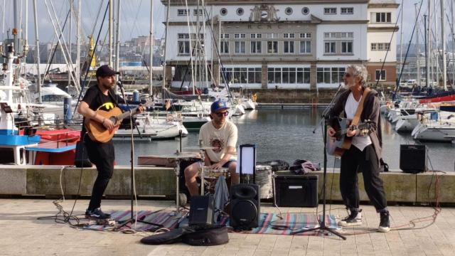 Pepe Solla sorprende a todos actuando en la Marina de A Coruña
