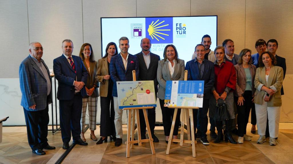 La delegada territorial de la Xunta en Vigo, Ana Ortiz, junto al director de Turismo en Galicia, Xosé Merelles, y hosteleros vigueses