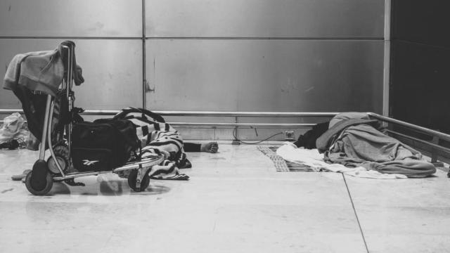Personas durmiendo en el aeropuerto de Barajas.