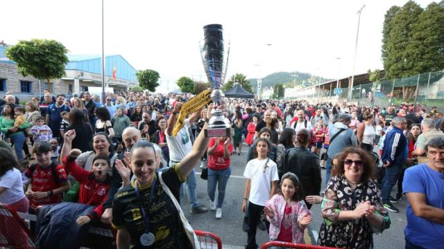 El Club Balonmano Porriño celebra junto a los vecinos su subcampeonato europeo