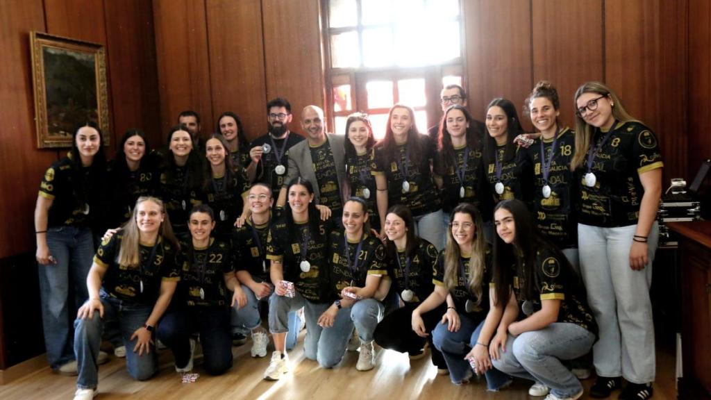 Las subcampeonas de Europa junto al alcalde de O Porriño