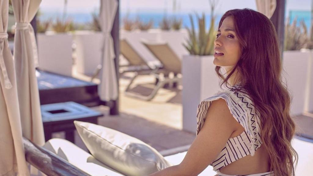 Sara Sálamo posa con mono navy IQ Collection y maquillada por Pedro Cedeño.