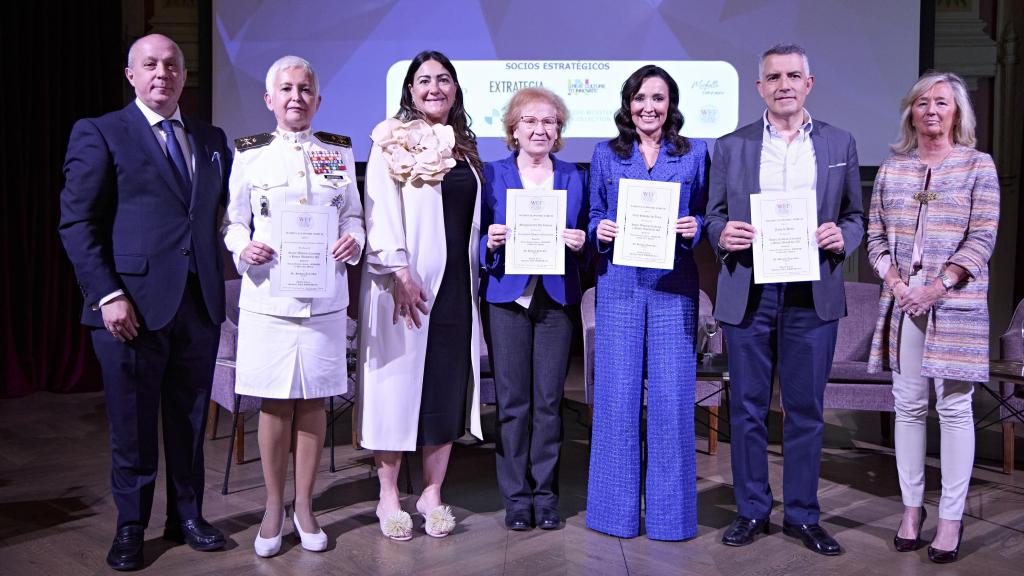 Los premiados Begoña Aramendía, presidenta del Tribunal Militar Central; Margarita del Val, investigadora en el Centro de Biología Molecular Severo Ochoa; Cruz Sánchez de Lara, vicepresidenta ejecutiva de EL ESPAÑOL y editora de Magas y ENCLAVE ODS; y  Julio Di-Bella Roldán, especialista en medios de comunicación, sobre el escenario del salón de actos del Ateneo de Madrid.