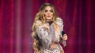 Melody lanzando un beso al público durante la final de Eurovisión 2025.