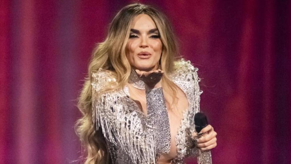 Melody lanzando un beso al público durante la final de Eurovisión 2025.