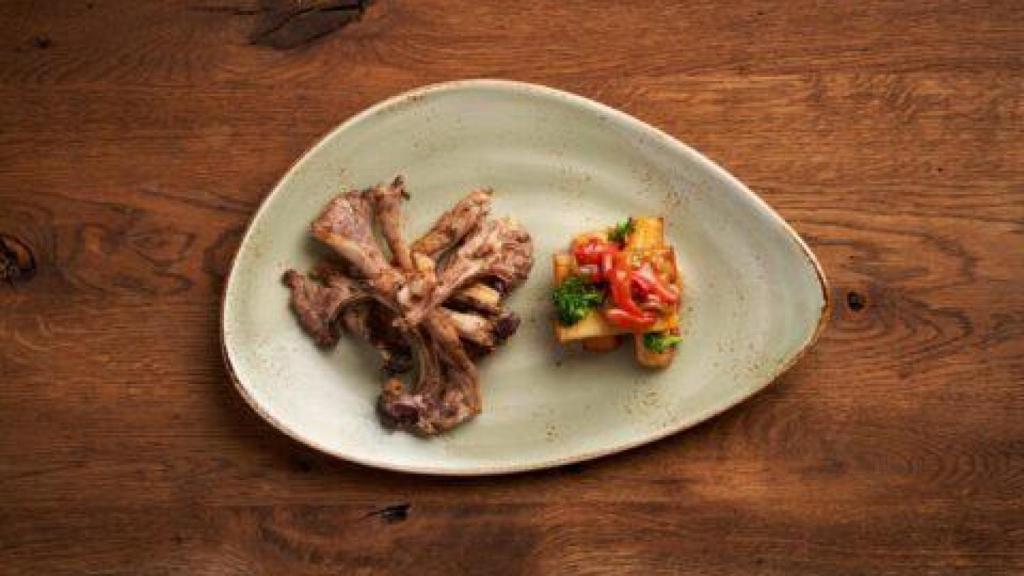 Chuletillas de cordero al sarmiento.