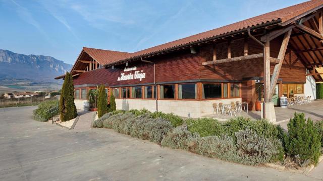 El restaurante en un pueblo de La Rioja: un gran menú por 22€ con vistas a los viñedos y la Sierra de Cantabria