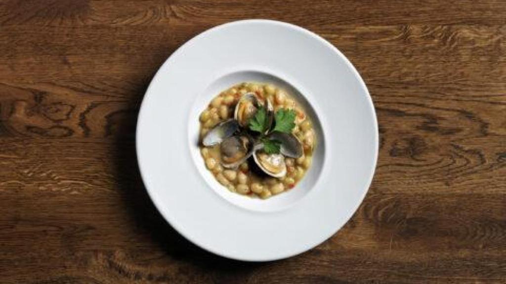 Pochas de Navarra con almejas.