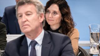 Isabel Díaz Ayuso, con Alberto Núñez Feijóo en primer plano, durante la Junta Directiva Nacional del Partido Popular.