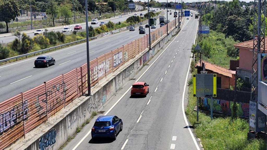 El tramo de carretera de la A-6 a su paso por Torrelodones, donde el PSOE del municipio quiere poner una acera.