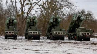 Sistema de misiles antiaéreos rusos S-400, durante unas maniobras en Bielorrusia.