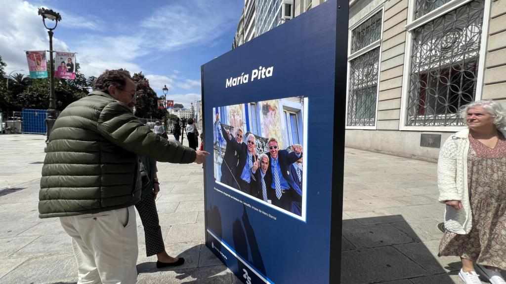 Exposición de fotos del 25º aniversario del título de liga del Dépor en Obelisco.