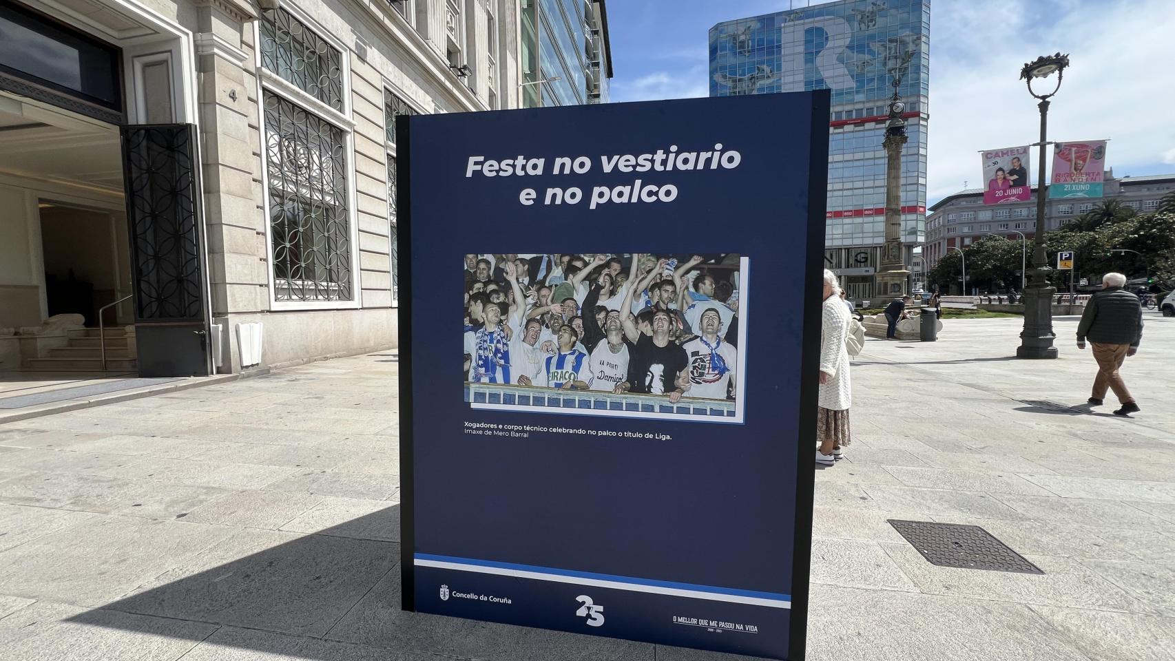 Exposición de fotos del 25º aniversario del título de liga del Dépor en Obelisco.