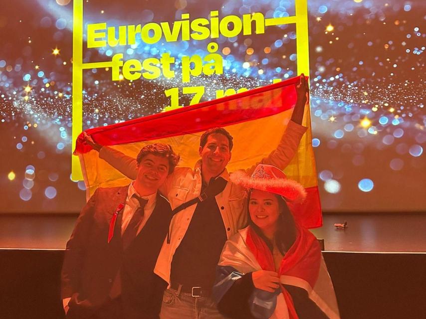 Guillem Vila junto a dos amigos durante el Festival de Eurovisión