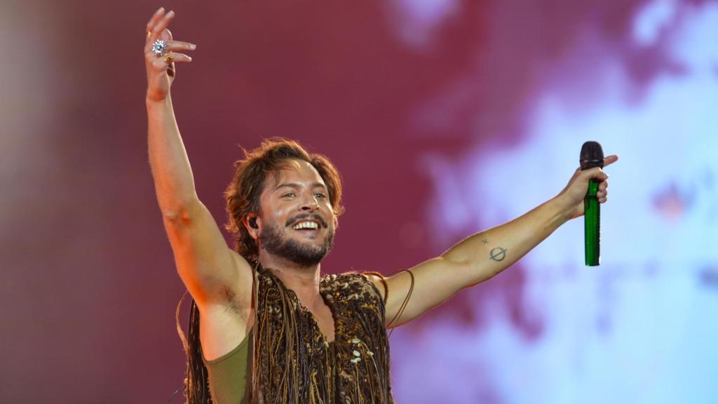 Manuel Carrasco sorprende a Sevilla con su música y su vestuario: de una túnica de plumas a un cuello de plumas