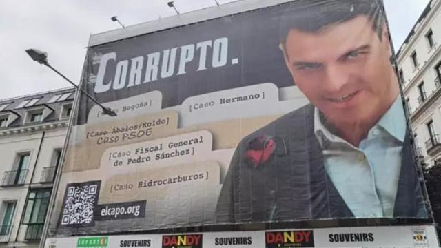 Bomberos retiran la lona de Hazte Oír contra Sánchez a instancias de la Policía tras un auto judicial