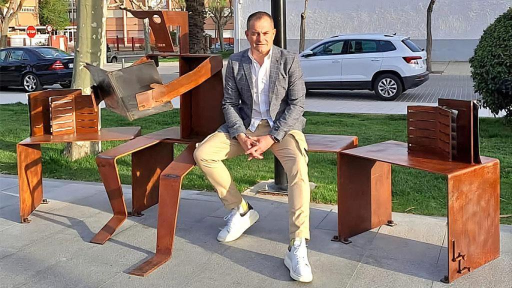 Lolo Sancho con alguna de sus figuras