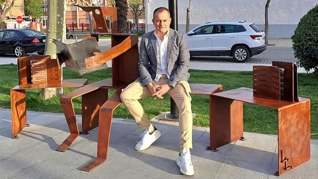 Lolo Sancho con alguna de sus figuras