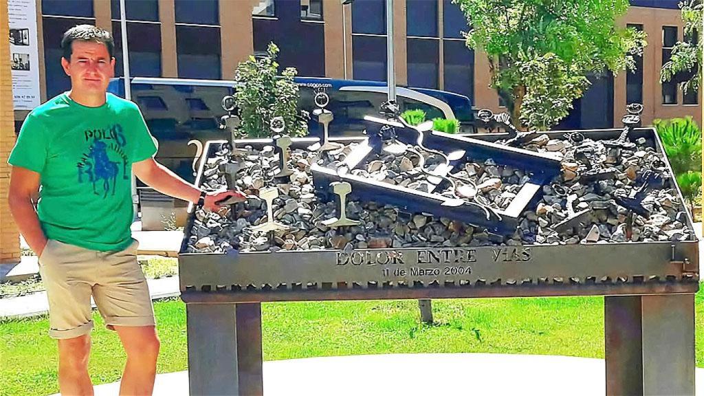 Lolo Sancho con una de sus esculturas