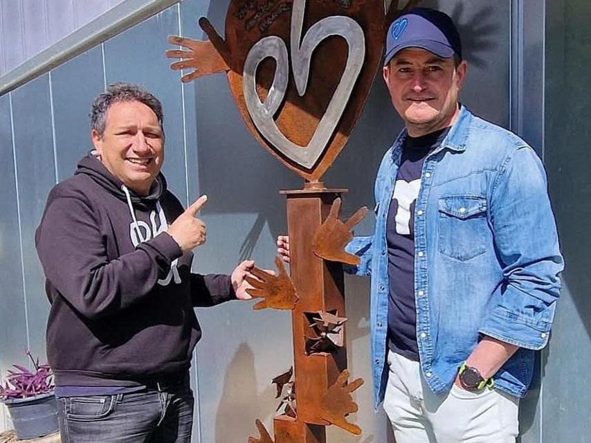 Lolo Sancho con Eusebio Sacristán y la nueva escultura para la fundación