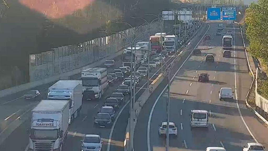 La colisión múltiple ha provocado importantes retenciones, según han registrado las cámaras de la DGT.