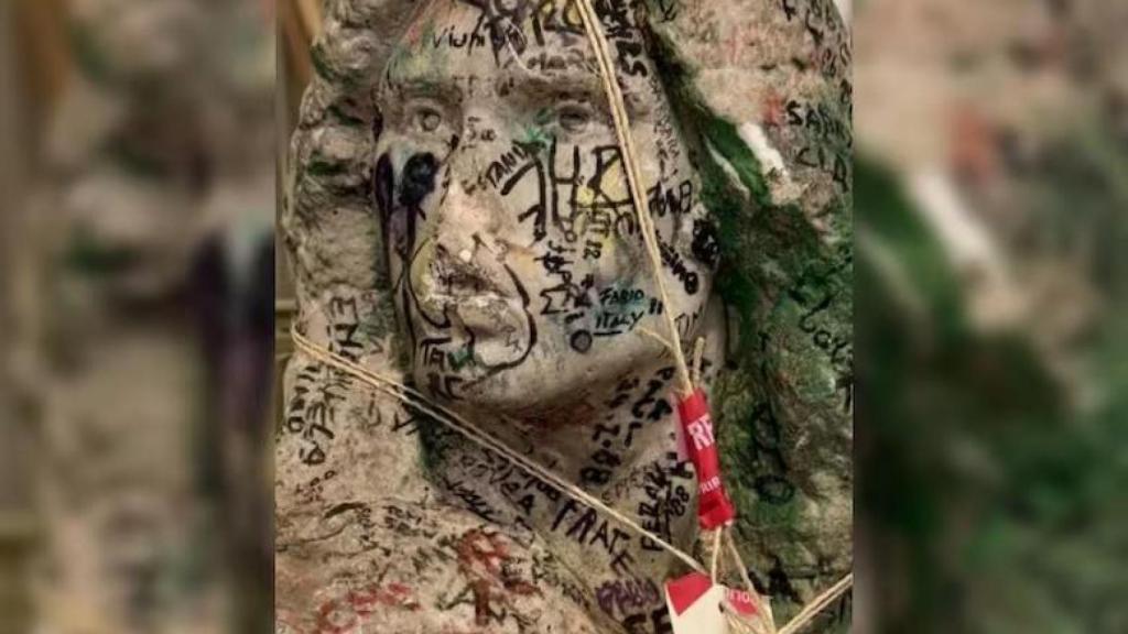 El estado actual del busto está muy deteriorado: con pintadas y sin nariz. Foto facilitada por la policía francesa