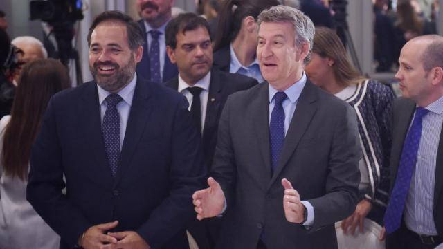 El presidente del PP de Castilla-La Mancha, Paco Núñez, junto al líder nacional del partido, Alberto Núñez Feijóo, este martes en Nueva Europa Fórum.